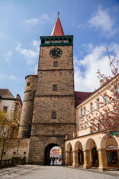 Galerisi ve saati olan ortaçağ gotik kulesi, Valdice kapısı veya Valdicka brana, Tarihi merkez, Rönesans tarihi binaları, Bohemya Cenneti veya Cesky Raj, Jicin, Çek Cumhuriyeti, 01 Mayıs 2021