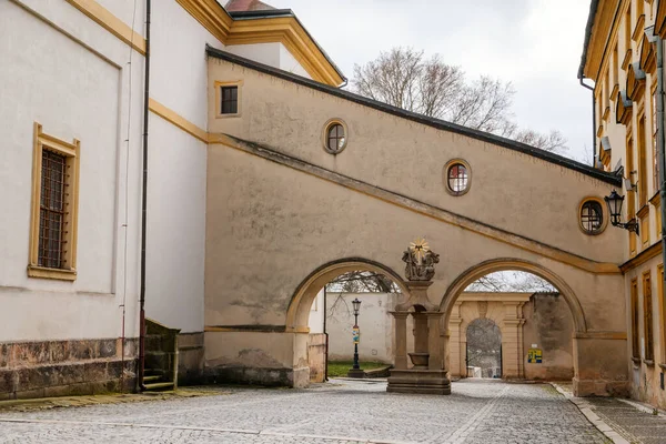 Güneşli bir günde Aziz James 'in barok ve neoklasik stil kilisesi, kavisli yürüyüş yolunu, tarihi merkezi, Bohemya Cenneti veya Cesky Raj, Jicin, Çek Cumhuriyeti, 01 Mayıs 2021