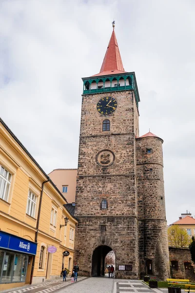 Galerisi ve saati olan ortaçağ gotik kulesi, Valdice kapısı veya Valdicka brana, Tarihi merkez, Rönesans tarihi binaları, Bohemya Cenneti veya Cesky Raj, Jicin, Çek Cumhuriyeti, 01 Mayıs 2021