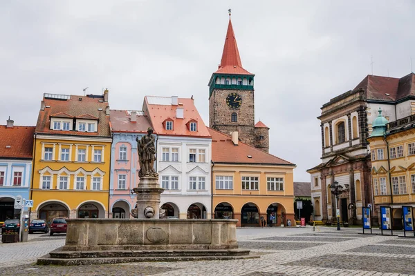 Wallenstein Meydanı Rönesans tarihi binaları, Büyük St. James Barok Kilisesi, Gotik Valdice Kapısı, Amphithrite heykeli, Jicin, Çek Cumhuriyeti, 1 Mayıs 2021
