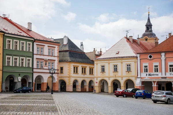Tarih merkezi, Wallenstein Meydanı renkli rönesans ve barok binalar, atari katları, zemin kat kemerleri, Bohemya Cenneti veya Cesky Raj, Jicin, Çek Cumhuriyeti, 01 Mayıs 2021