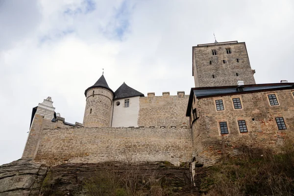 中世纪哥特式城堡克斯特或骨 春天有塔楼 山上有古堡 童话般的城堡 乡间有地标 波希米亚式的天堂或捷克共和国的Cesky Raj 2021年5月1日 — 图库照片