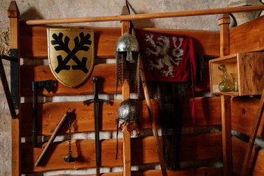 Ortaçağ Gotik kalesi Bezdez 'in içi, antik kale duvarları, peri masalı kalesi, silahlar, kılıç, balta ve topuz, zırh ve miğfer, kalkan, Çek Cumhuriyeti, 08 Mayıs 2021