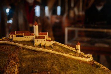 Ortaçağ Gotik Kalesi 'nin, Bezdez Kalesi' nin içi, antik kaleler, perili duvarlar, masal kalesi, yuvarlak kule, Liberec bölgesi, Kuzey Bohemya, Çek Cumhuriyeti, 08 Mayıs 2021