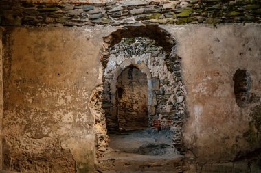 Kraliyet Sarayı, Ortaçağ Gotik Şatosu Bezdez, güneşli bir günde tepedeki gri taş harabe, antik kale, peri masalı kalesi, kemerli kapı, Kuzey Bohemya, Çek Cumhuriyeti, 08 Mayıs 2021