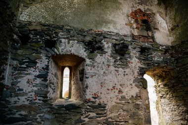 Kraliyet Sarayı, Ortaçağ Gotik Şatosu Bezdez, güneşli bir günde tepedeki gri taş harabe, antik kale, peri masalı kalesi, kemerli kapı, Kuzey Bohemya, Çek Cumhuriyeti, 08 Mayıs 2021
