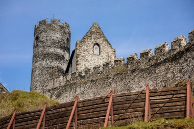 Ortaçağ Gotik Şatosu Bezdez, güneşli bir günde tepede gri taş harabe, antik kale duvarları, peri masalı kalesi, yüksek yuvarlak kule, Liberec bölgesi, Kuzey Bohemya, Çek Cumhuriyeti, 08 Mayıs 2021