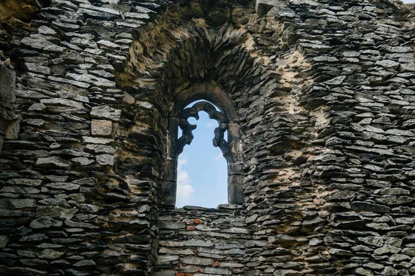 中世ゴシック様式の城ベゼズ 晴れた日の丘の上の灰色の石の遺跡 古代の要塞 おとぎ話の要塞 アーチ型の窓 北ボヘミア チェコ共和国 2021年5月8日 — ストック写真