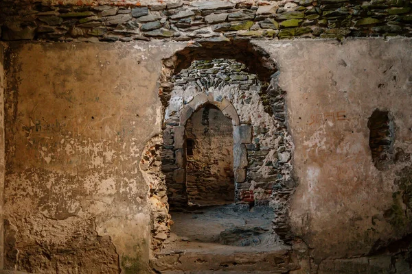 Kraliyet Sarayı, Ortaçağ Gotik Şatosu Bezdez, güneşli bir günde tepedeki gri taş harabe, antik kale, peri masalı kalesi, kemerli kapı, Kuzey Bohemya, Çek Cumhuriyeti, 08 Mayıs 2021