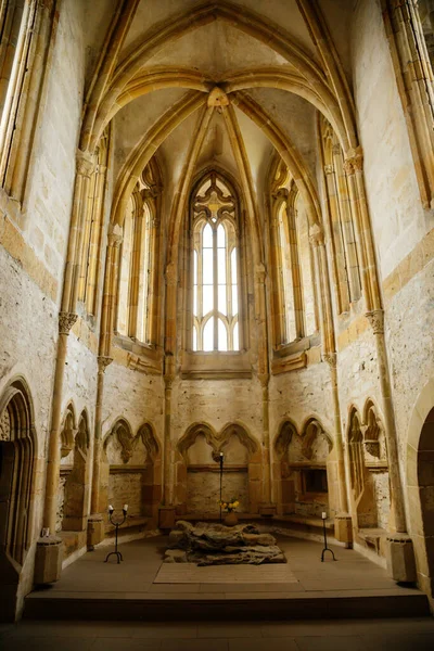 Wnętrze Kaplicy Michała Archanioła Średniowiecznym Zamku Bezdez Gotyckie Łukowe Okna — Zdjęcie stockowe