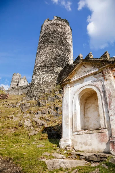 Ortaçağ Gotik Şatosu Bezdez yolu, tepedeki gri taş harabe, güneşli gün, antik kale duvarları, peri masalı kalesi, yüksek yuvarlak kule, Alcove Şapeli, Kuzey Bohemya, Çek Cumhuriyeti, 08 Mayıs 2021