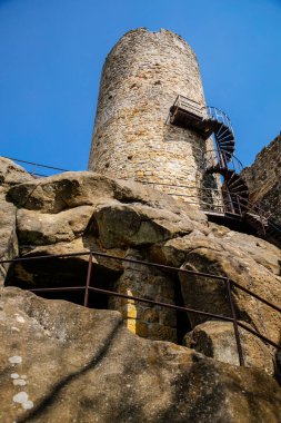 Ortaçağ Gotik şatosu Frydstejn güneşli bir günde, popüler kalenin romantik kalıntıları, Mala Skala yakınlarındaki devasa yuvarlak kulesi, antik kale, Bohemya Cenneti, Çek Cumhuriyeti, 08 Mayıs 2021