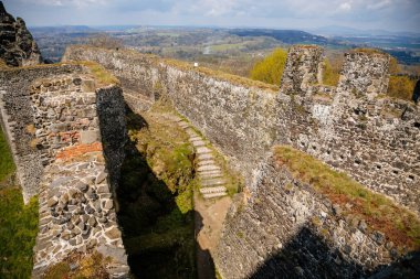 Ortaçağ Gotik kalesi Trosky, iki bazalt volkanik tıkaç, güneşli bir günde tepenin üstünde kule, kale duvarları, peri masalı kalesi, Çek Cumhuriyeti, Bohemya Cenneti 'nde eski bir harabe, 08 Mayıs 2021