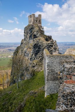 Ortaçağ Gotik kalesi Trosky, iki bazalt volkanik tıkaç, güneşli bir günde tepenin üstünde kule, kale duvarları, peri masalı kalesi, Çek Cumhuriyeti, Bohemya Cenneti 'nde eski bir harabe, 08 Mayıs 2021