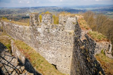 Ortaçağ Gotik kalesi Trosky, iki bazalt volkanik tıkaç, güneşli bir günde tepenin üstünde kule, kale duvarları, peri masalı kalesi, Çek Cumhuriyeti, Bohemya Cenneti 'nde eski bir harabe, 08 Mayıs 2021