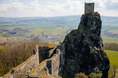 Ortaçağ Gotik kalesi Trosky, iki bazalt volkanik tıkaç, güneşli bir günde tepenin üstünde kule, kale duvarları, peri masalı kalesi, Çek Cumhuriyeti, Bohemya Cenneti 'nde eski bir harabe, 08 Mayıs 2021