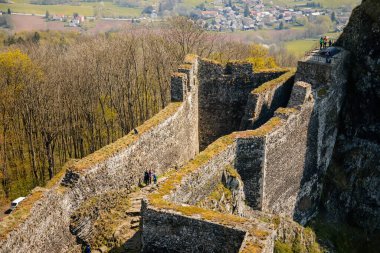 Ortaçağ Gotik kalesi Trosky, iki bazalt volkanik tıkaç, güneşli bir günde tepenin üstünde kule, kale duvarları, peri masalı kalesi, Çek Cumhuriyeti, Bohemya Cenneti 'nde eski bir harabe, 08 Mayıs 2021
