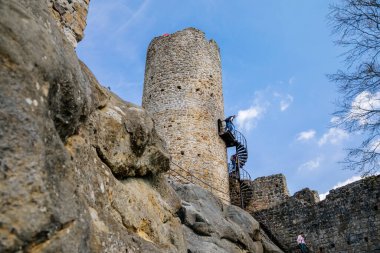 Ortaçağ Gotik şatosu Frydstejn güneşli bir günde, popüler kalenin romantik kalıntıları, Mala Skala yakınlarındaki devasa yuvarlak kulesi, antik kale, Bohemya Cenneti, Çek Cumhuriyeti, 08 Mayıs 2021