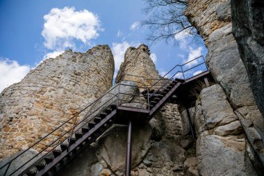 Ortaçağ Gotik şatosu Frydstejn güneşli bir günde, popüler kalenin romantik kalıntıları, Mala Skala yakınlarındaki devasa yuvarlak kulesi, antik kale, Bohemya Cenneti, Çek Cumhuriyeti, 08 Mayıs 2021