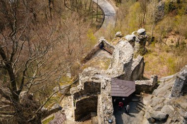 Ortaçağ Gotik şatosu Frydstejn güneşli bir günde, popüler kalenin romantik kalıntıları, Mala Skala yakınlarındaki devasa yuvarlak kulesi, antik kale, Bohemya Cenneti, Çek Cumhuriyeti, 08 Mayıs 2021