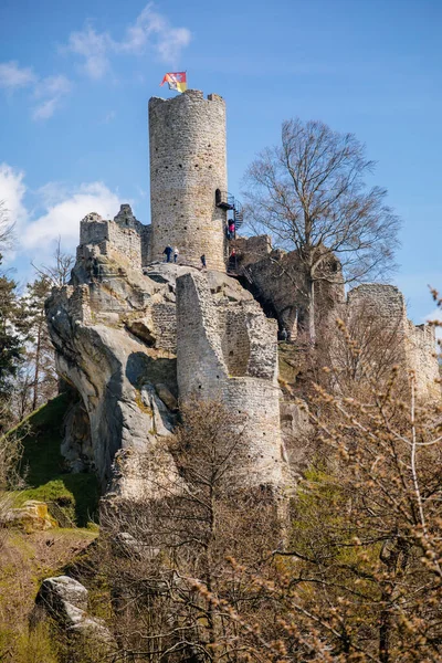 中世纪哥特式城堡弗莱德斯汀在阳光明媚的日子里 在捷克共和国波希米亚天堂的Mala Skala附近 一座有着巨大圆形守卫塔的浪漫城堡废墟 — 图库照片