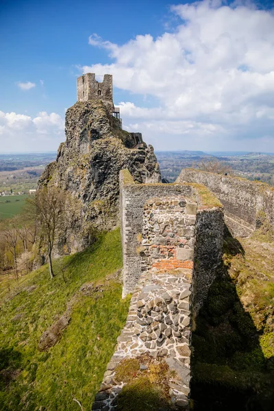 Ortaçağ Gotik kalesi Trosky, iki bazalt volkanik tıkaç, güneşli bir günde tepenin üstünde kule, kale duvarları, peri masalı kalesi, Çek Cumhuriyeti, Bohemya Cenneti 'nde eski bir harabe, 08 Mayıs 2021