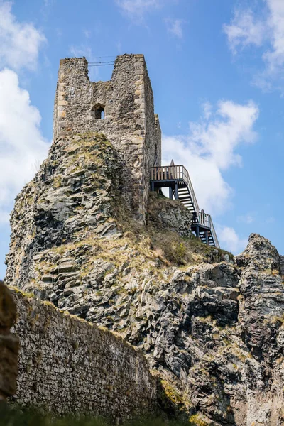 中世ゴシック様式の城トロスキーは2つの玄武岩火山プラグ 晴れた日の丘の上の塔 要塞の壁 おとぎ話の要塞 チェコ共和国ボヘミアンパラダイスの古い古代遺跡 2021年5月8日 — ストック写真