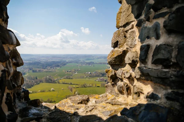 Ortaçağ Gotik Şatosu Trosky 'nin pencereleri iki bazalt volkanik bujide, güneşli bir günde tepede kule, kale duvarları, peri masalı kalesi, antik harabe, Çek Cumhuriyeti, 08 Mayıs 2021