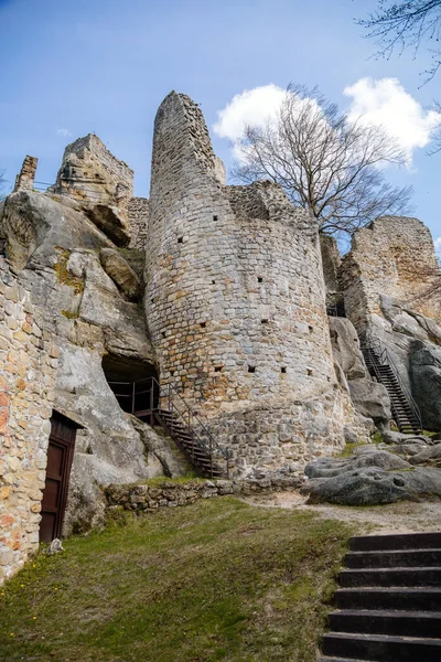 中世纪哥特式城堡弗莱德斯汀在阳光明媚的日子里 在捷克共和国波希米亚天堂的Mala Skala附近 一座有着巨大圆形守卫塔的浪漫城堡废墟 — 图库照片