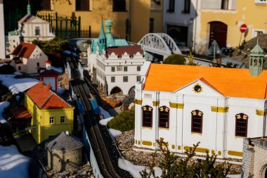 Manastırı olan St. James Kilisesi, Demiryolu mankeni Erkek Litomerice, Minyatür kenti karlı tarihi ve oyuncak demiryolu, güneşli kış günü, Litomerice, Çek Cumhuriyeti, 20 Şubat 2021