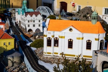 Manastırı olan St. James Kilisesi, Demiryolu mankeni Erkek Litomerice, Minyatür kenti karlı tarihi ve oyuncak demiryolu, güneşli kış günü, Litomerice, Çek Cumhuriyeti, 20 Şubat 2021