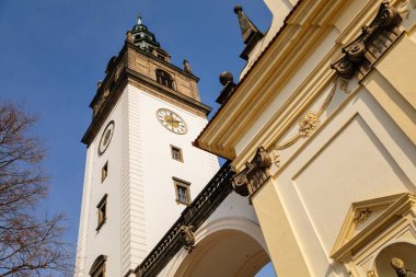 Beyaz ve sarı barok St. Stephens Katedrali, Dome Meydanı 'nda, Kilisenin saat kulesi, güneşli bir günde, taş kemer, mavi gökyüzü, Litomerice, Çek Cumhuriyeti, 20 Şubat 2021