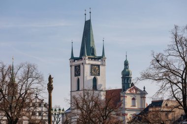 Ana Barış Meydanı 'ndaki Azizler Kilisesi' nin yanında saati olan Beyaz Gotik Taş Çan Kulesi Immaculata 'lı Barok Salgını, güneşli bir gün, mavi gökyüzü, Litomerice, Çek Cumhuriyeti, 20 Şubat 2021