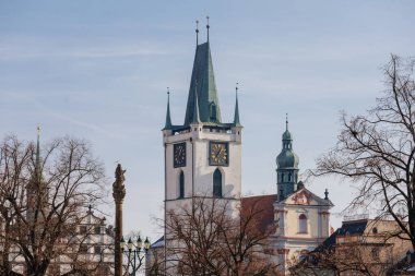 Ana Barış Meydanı 'ndaki Azizler Kilisesi' nin yanında saati olan Beyaz Gotik Taş Çan Kulesi Immaculata 'lı Barok Salgını, güneşli bir gün, mavi gökyüzü, Litomerice, Çek Cumhuriyeti, 20 Şubat 2021