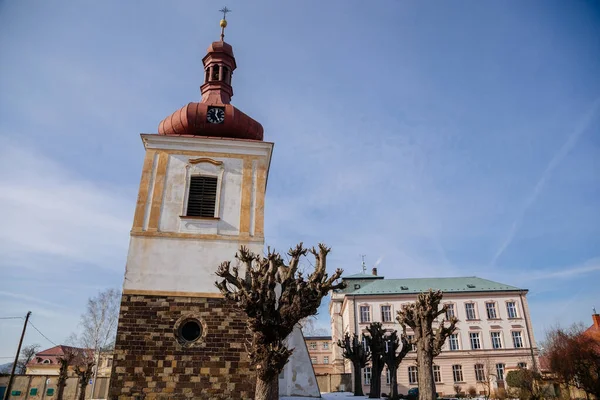 Biało Żółty Barokowy Kościół Wawrzyńca Dzwonnicą Czerwoną Kopułą Zegar Wieży — Zdjęcie stockowe