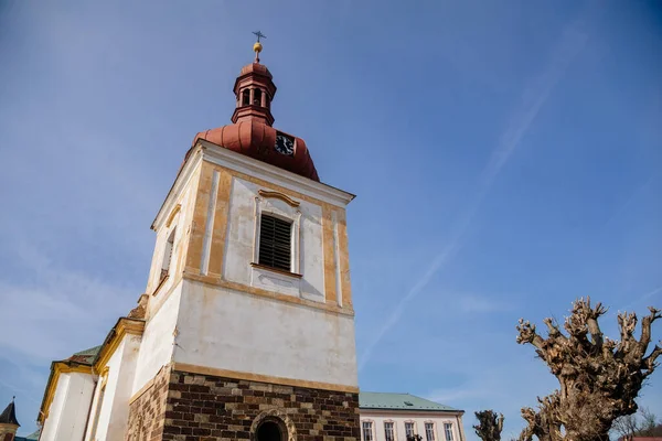 圣劳伦斯白色和黄色的巴洛克教堂 钟塔和红色圆顶 阳光明媚的冬日 科斯特拉蒂 米莱索夫斯库 捷克共和国 2021年2月20日 — 图库照片