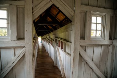 Dusan Jurkoviç 'in bahçedeki ahşap köprüsü, atari salonu, küçük pencereli beyaz duvarlar, Rönesans şatosu Nove mesto nad Metuji, Doğu Bohemya, Çek Cumhuriyeti, 12 Haziran 2021