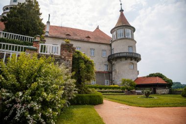 Barok romantik şatosu Nove mesto nad Metuji, İtalyan bahçesi, küçük yuvarlak kuleli rönesans şatosu, parklı İngiliz malikanesi, yaz güneşli günü, Doğu Bohemya, Çek Cumhuriyeti, 12 Haziran 2021