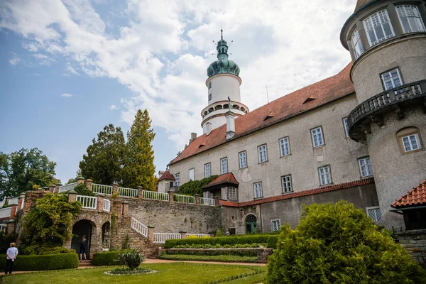 Barokowy Romantyczny Zamek Nove Mesto Nad Metuji Parkiem Renesansowy Zamek — Zdjęcie stockowe