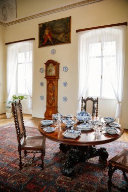 Kale içi, Rönesans mobilyası, yuvarlak masa ve oyulmuş sandalyeler, beyaz-mavi porselen servis, kristal bardaklar, klasik büyükbaba saati, nove mesto nad Metuji, Çek Cumhuriyeti, 12 Haziran 2021