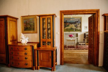 Kale iç mimarisi, Secession sanat yenilik tarzı, uzun gardırop, cam kapılar, ahşap çekmeceler, duvarlardaki tablolar, Rönesans şatosu Nomesto nad Metuji, Çek Cumhuriyeti, 12 Haziran 2021