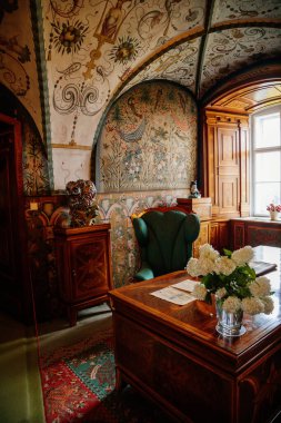 Kale içi, Secession tarzı kemerli tavan, çiçekli süsler, tahta yazı masası, pencere kenarındaki masa ve sandalye, Rönesans şatosu Nove mesto nad Metuji, Çek Cumhuriyeti, 12 Haziran 2021