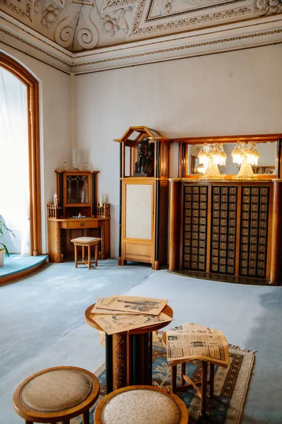 Wnętrze Zamku Secesja Art Nouveau Stylu Okrągły Stół Taborety Stare — Zdjęcie stockowe