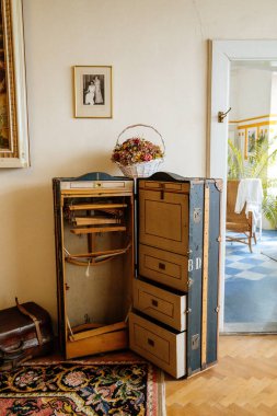 Kale içi, Secession marka ahşap karton seyahat valizi, koli askıları, ölü çiçekli sepet, retro pembe kadın elbisesi, Nove mesto nad Metuji, Çek Cumhuriyeti, 12 Haziran 2021