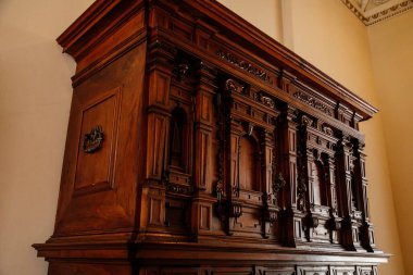 Kale içi, antika mobilyalar, büyük ahşap rönesans dolabı yakın çekim, Nove mesto nad Metuji, Çek Cumhuriyeti, 12 Haziran 2021