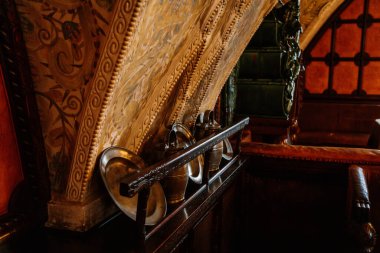 Kale içi, Bölüm kemerli tavan, yemek odası, metal alüminyum sofra takımı, koltuk, yemek masası, sahte lambalar, şato Nove mesto nad Metuji, Çek Cumhuriyeti, 12 Haziran 2021