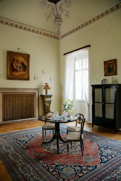 Intérieur Château Meubles Sculptés Bois Noir Style Empire Table Chaises — Photo