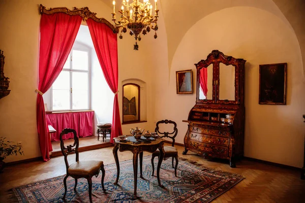 Castello Interno Tavolo Sedie Legno Con Intarsio Dorato Cassettiera Secretaire — Foto Stock