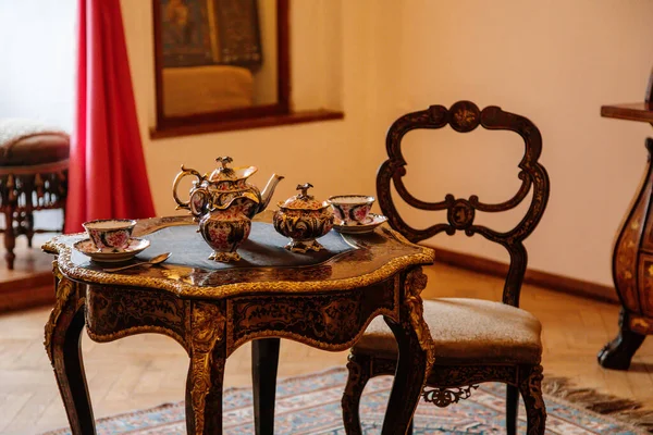 Castelo Interior Mesa Madeira Atada Cadeiras Com Incrustações Douradas Cômoda — Fotografia de Stock