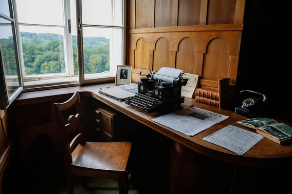 Castelo Interior Escrivaninha Madeira Mesa Perto Janelas Máquina Escrever Antiga — Fotografia de Stock